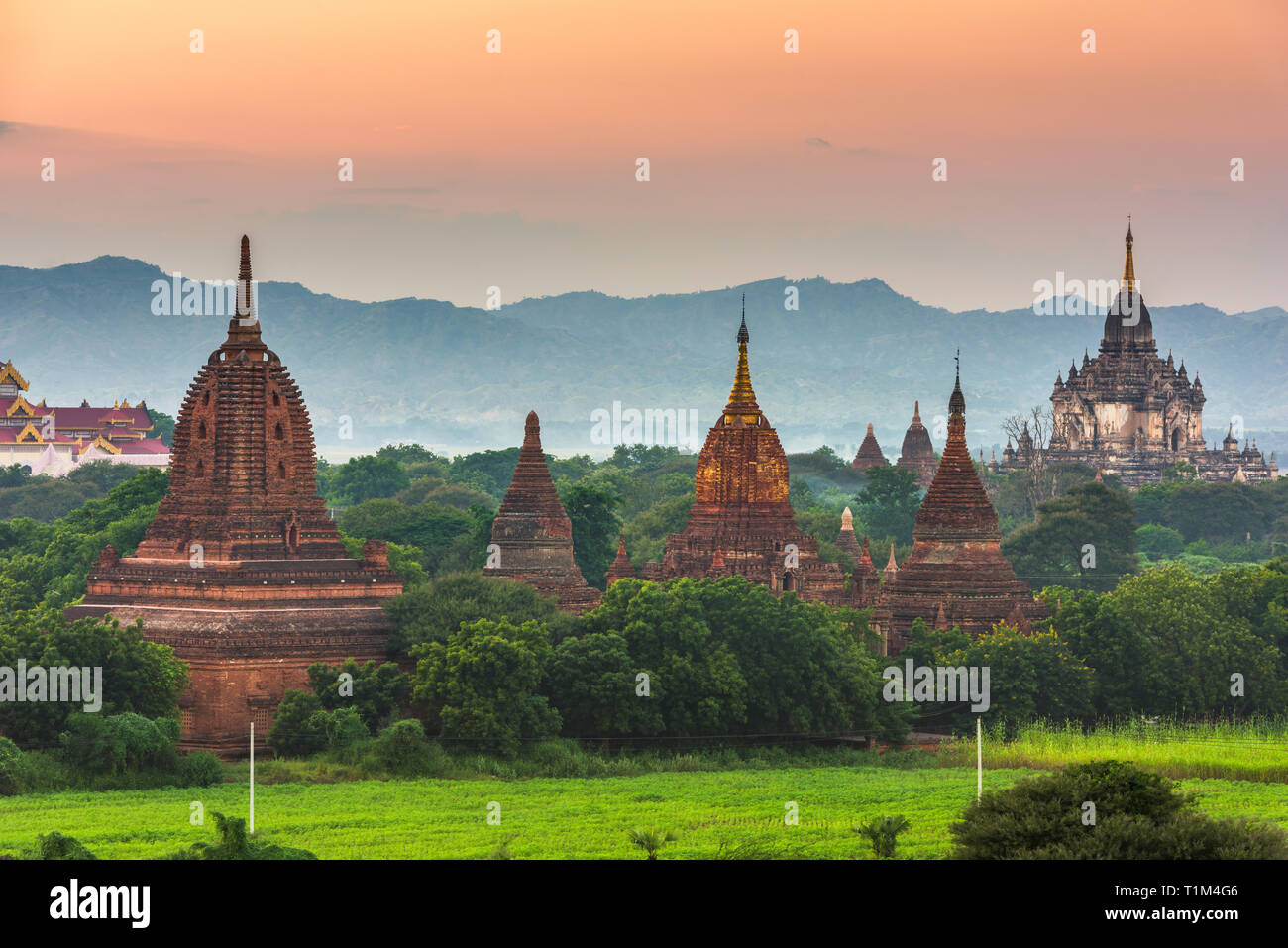 Bagan, Myanmar ancien temple ruins paysage dans la zone archéologique au crépuscule. Banque D'Images