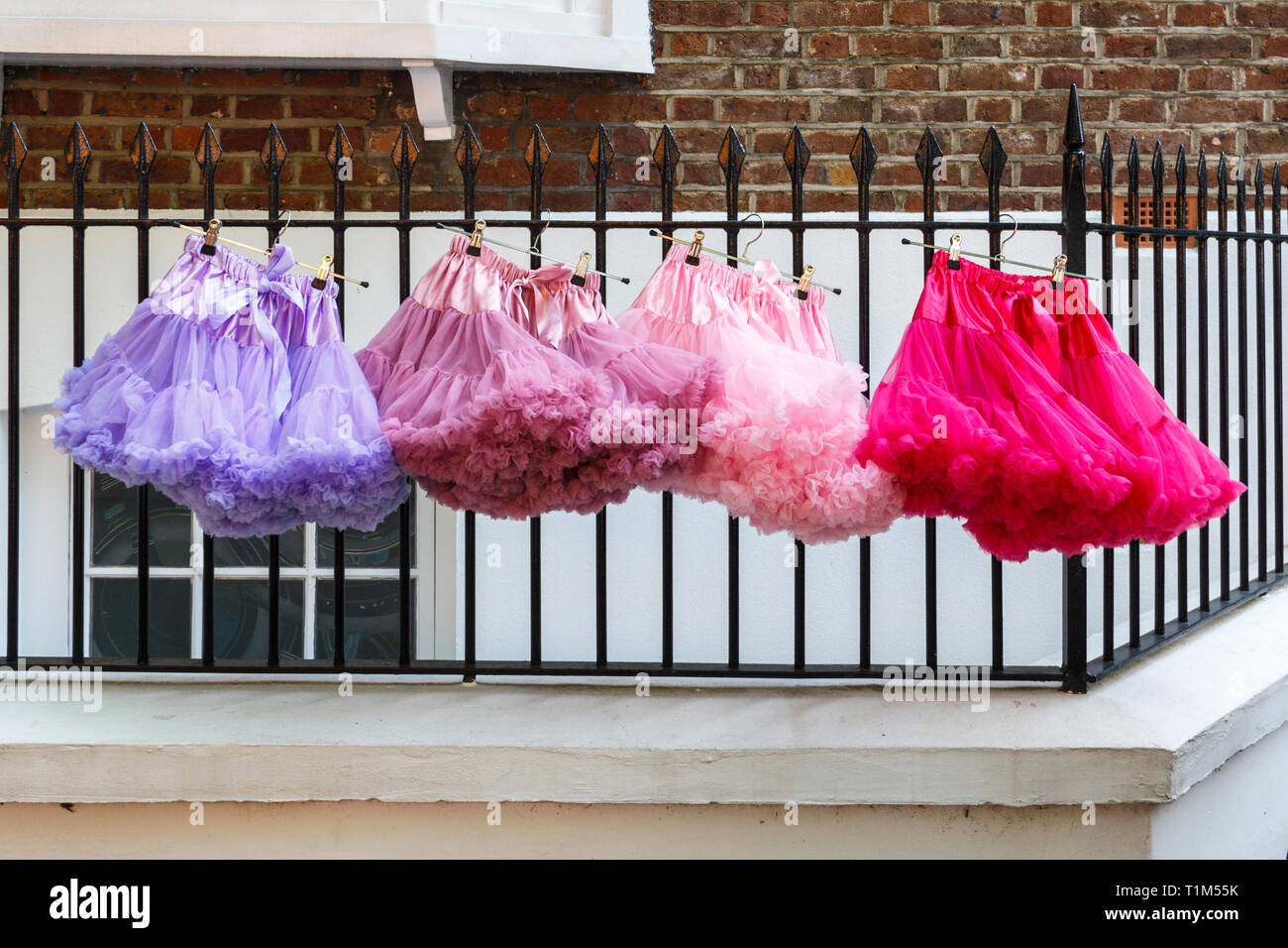 Froufrous colorés quatre jupes ballet accroché sur fer forgé, London, UK Banque D'Images