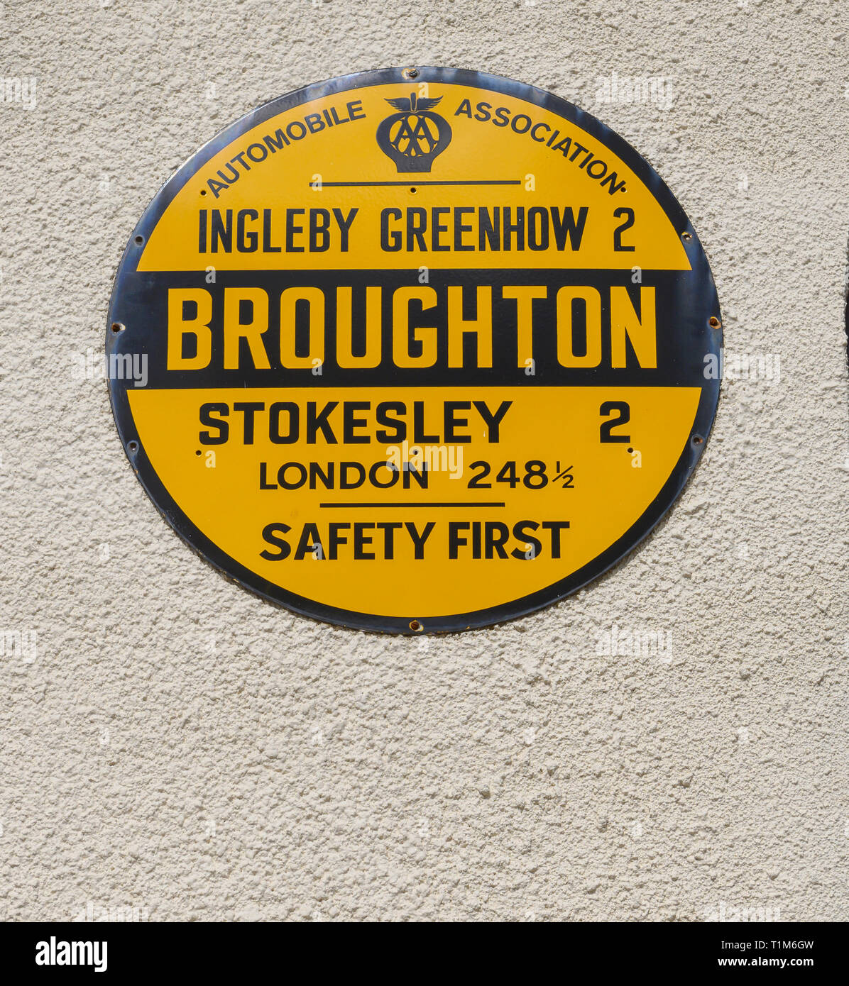 Vieux AA sign in Great Broughton, North Yorkshire, Angleterre, Royaume-Uni montrant distance à Ingleby, shérif devient Greenhow et Londres. Banque D'Images