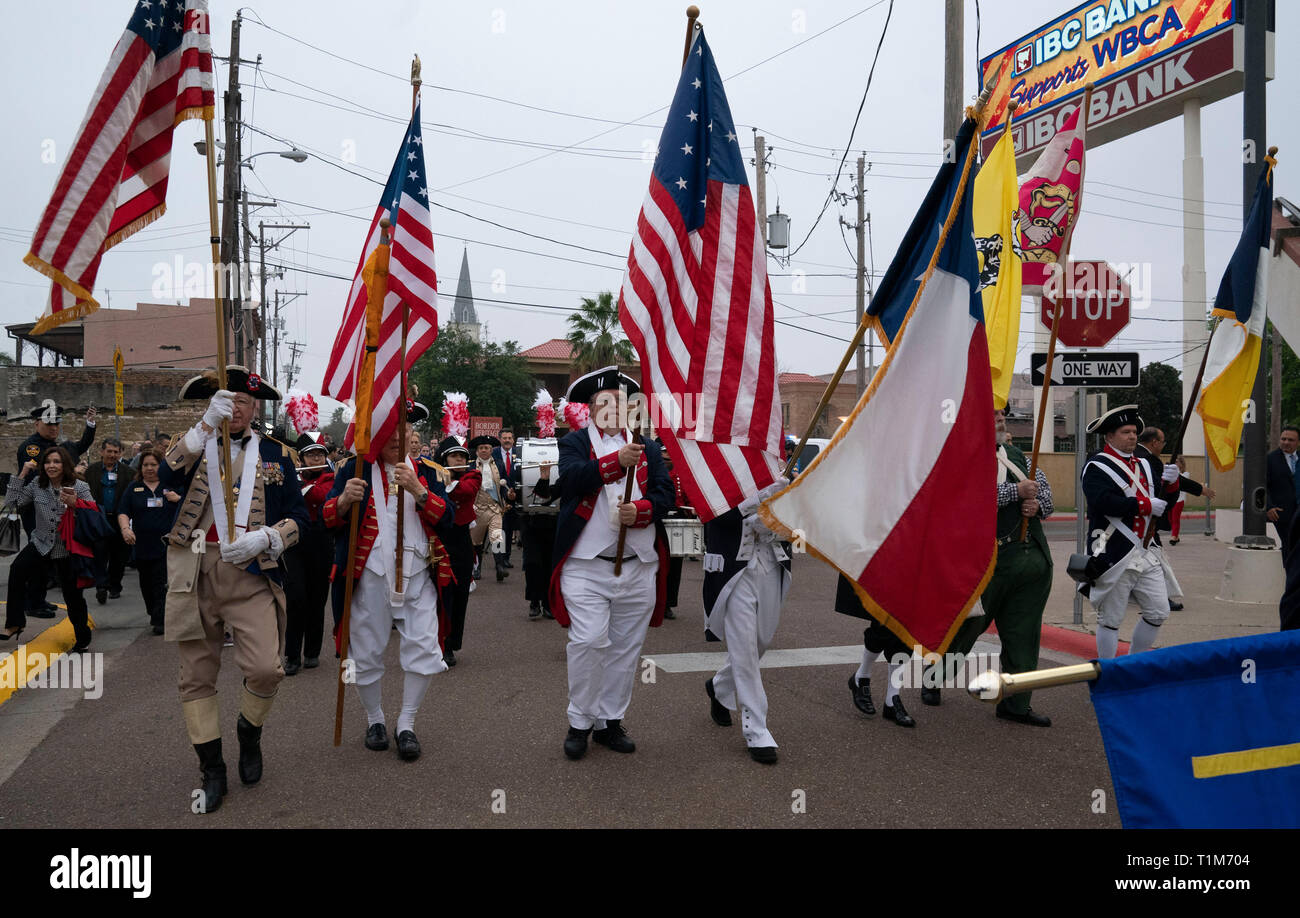 Des hommes à l'époque de la guerre d'Indépendance américaine dans le style des costumes mars Washington's Birthday celebration parade dans le centre-ville de Laredo, TX. Banque D'Images