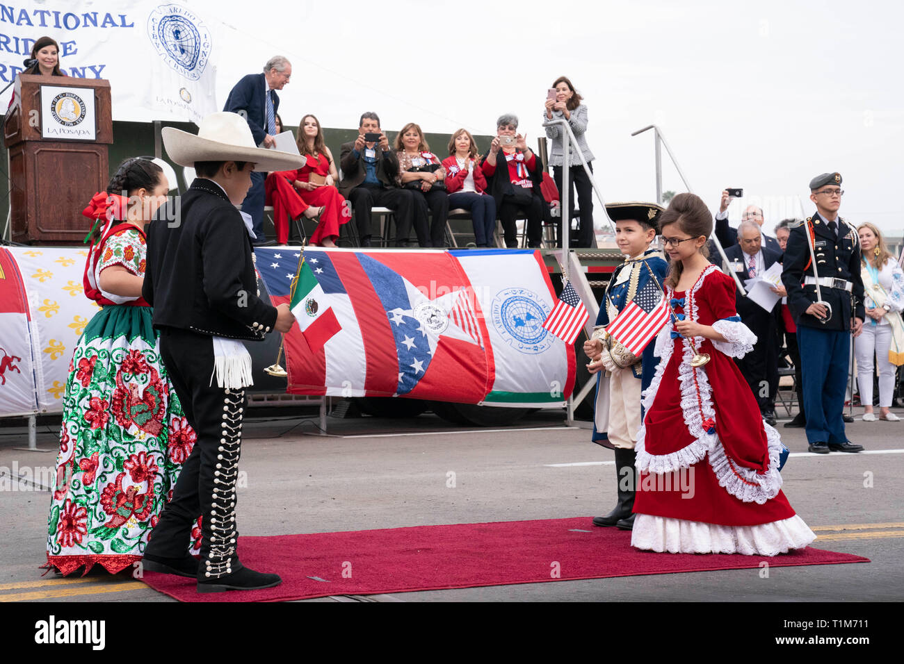 'Abrazo, enfants à partir de 2 des USA et du Mexique, à 2 cérémonie d'amitié au cours de l'Anniversaire de Washington entre Laredo et Nuevo Laredo. Banque D'Images