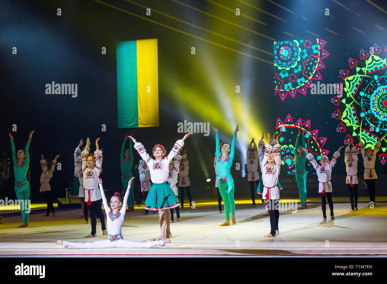 Kiev, UKRAINE - le 17 mars 2019 : jeunes gymnastes exécuter au concert de gala du Grand Prix Coupe Deriugina (Tournoi International de Gymnastique Rythmique) Banque D'Images