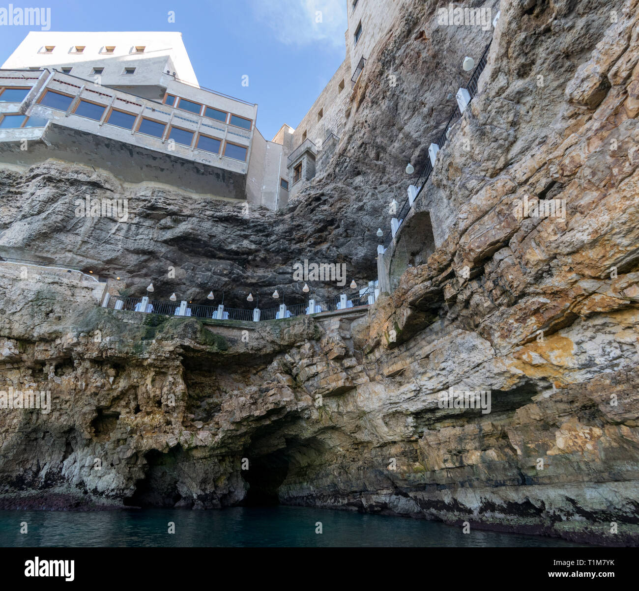 POLIGNANO, ITALIE - 16 août 2016 : le front de mer entrée de Grotta Palazzese, une grotte naturelle en mer maintenant partie d'un restaurant haut de gamme, à Polignano a Mare, Banque D'Images
