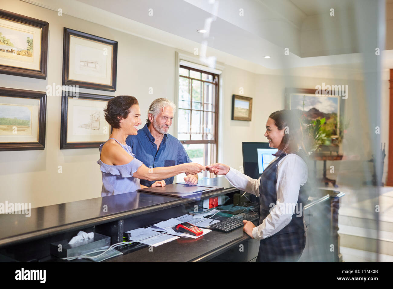 D'âge mûr de l'enregistrement à la réception de l'hôtel Banque D'Images