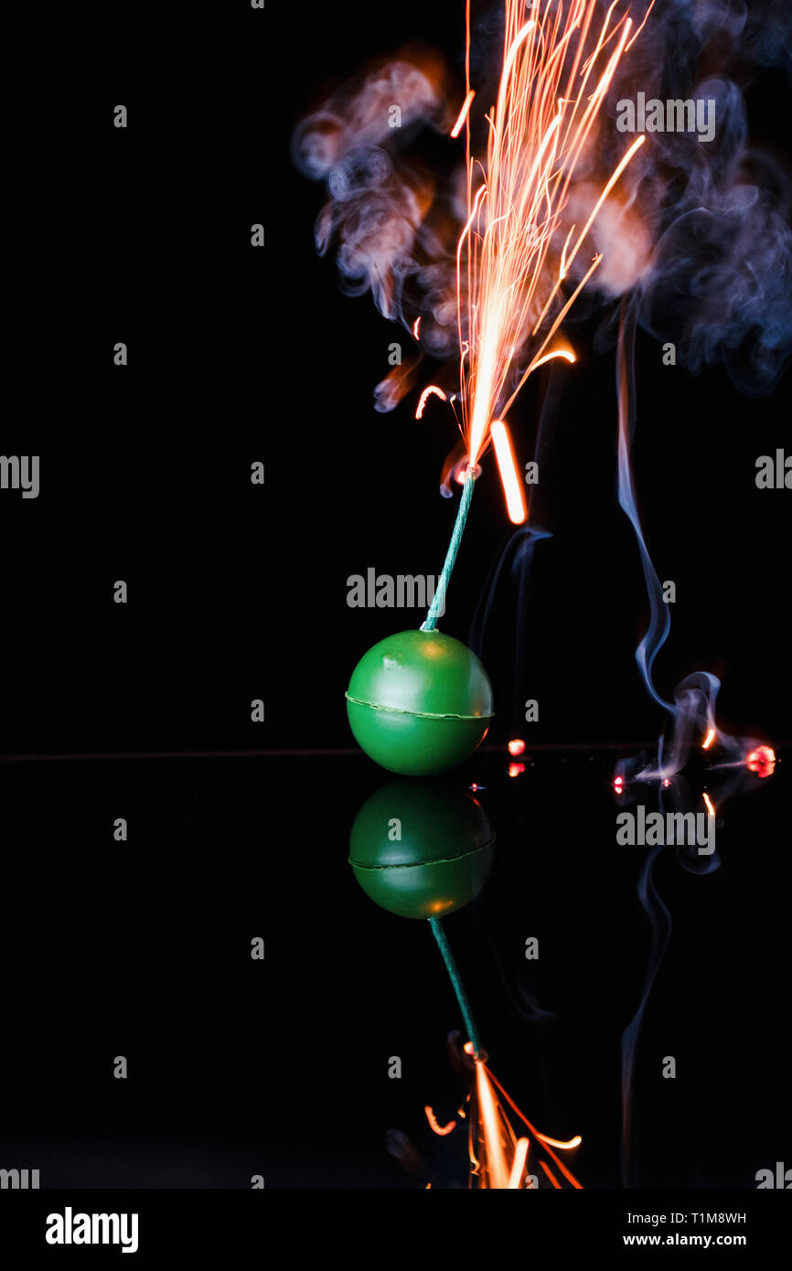 Feu d'artifice bombe fumigène sur fond noir Banque D'Images