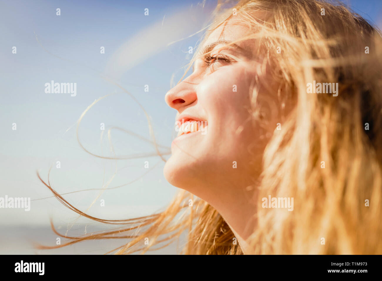 Close up insouciant, smiling woman enjoying sunshine Banque D'Images