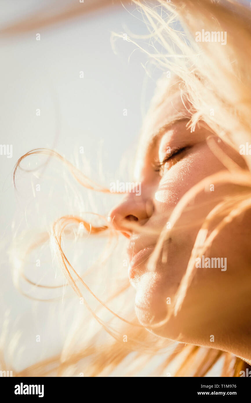 Close up serene woman enjoying vent et soleil Banque D'Images