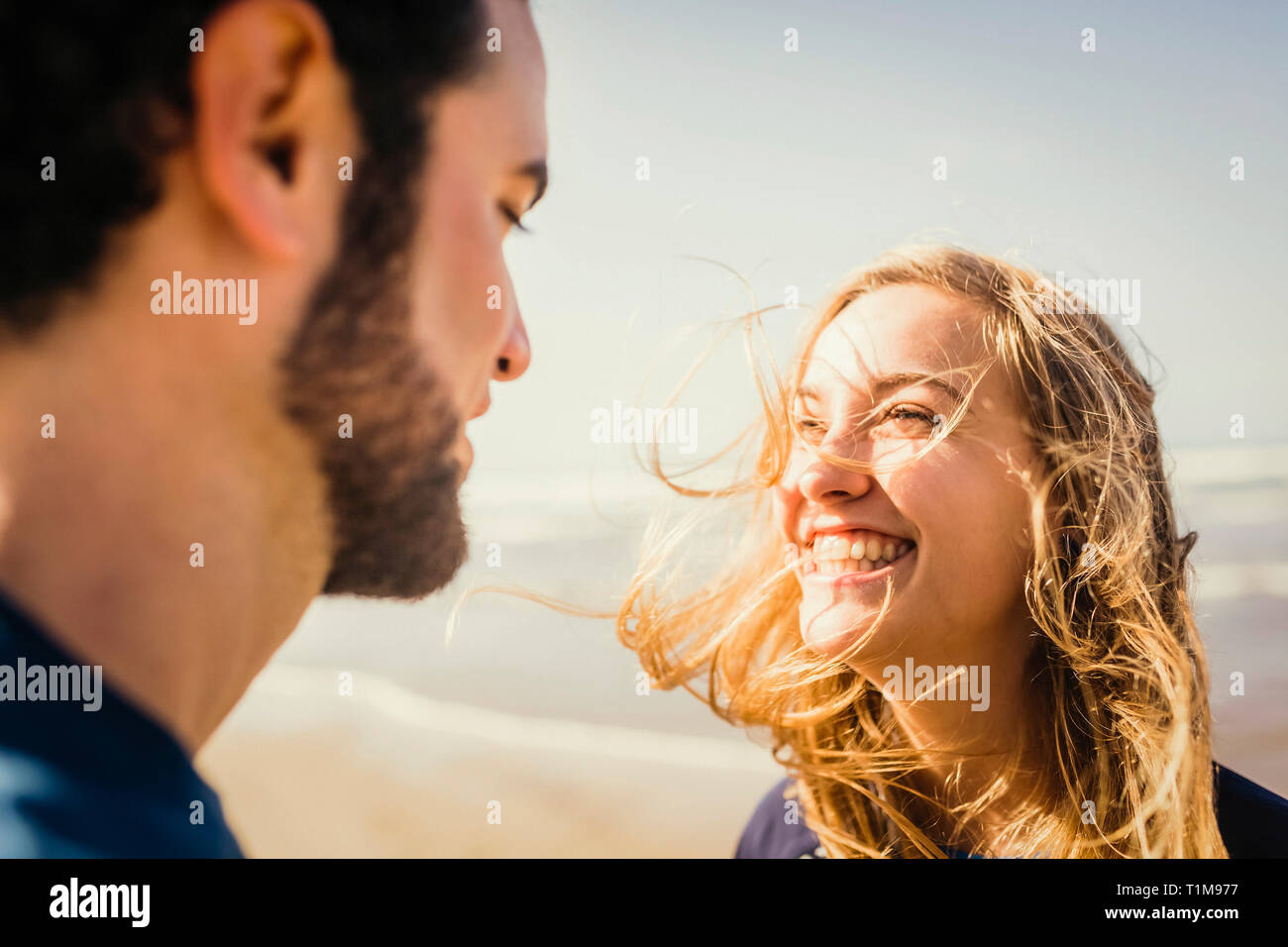 Happy couple on sunny beach Banque D'Images