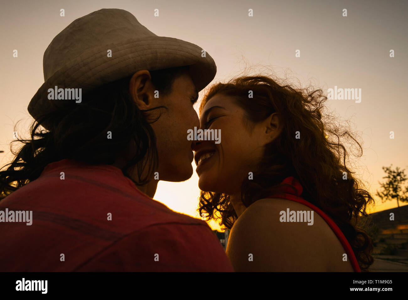 Affectionate couple kissing Banque D'Images