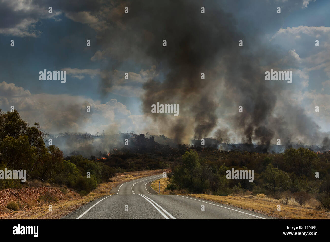 Les feux de forêts brûler dans la distance, East McDonnell Ranges, Alice Springs, Australie Banque D'Images