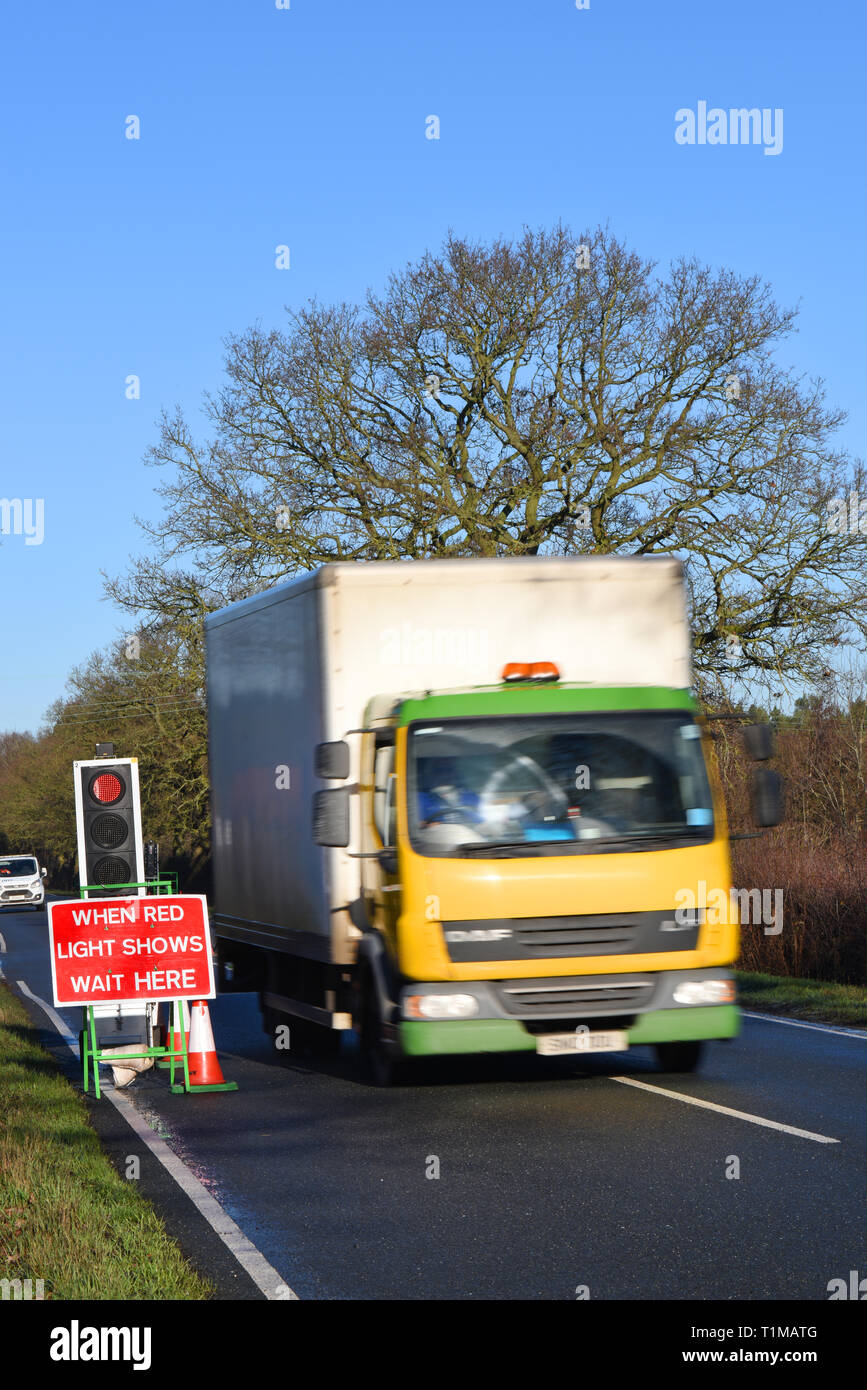 Camion en passant par les travaux routiers sur les routes de campagne, york yorkshire royaume uni Banque D'Images