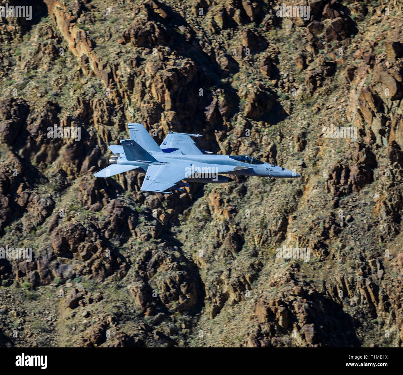 Dans ce shot un Boeing F/A-18C Super Hornet s/Arc-en-ciel à travers le canyon de la guerre des étoiles dans la Death Valley National Park, California, USA. Banque D'Images