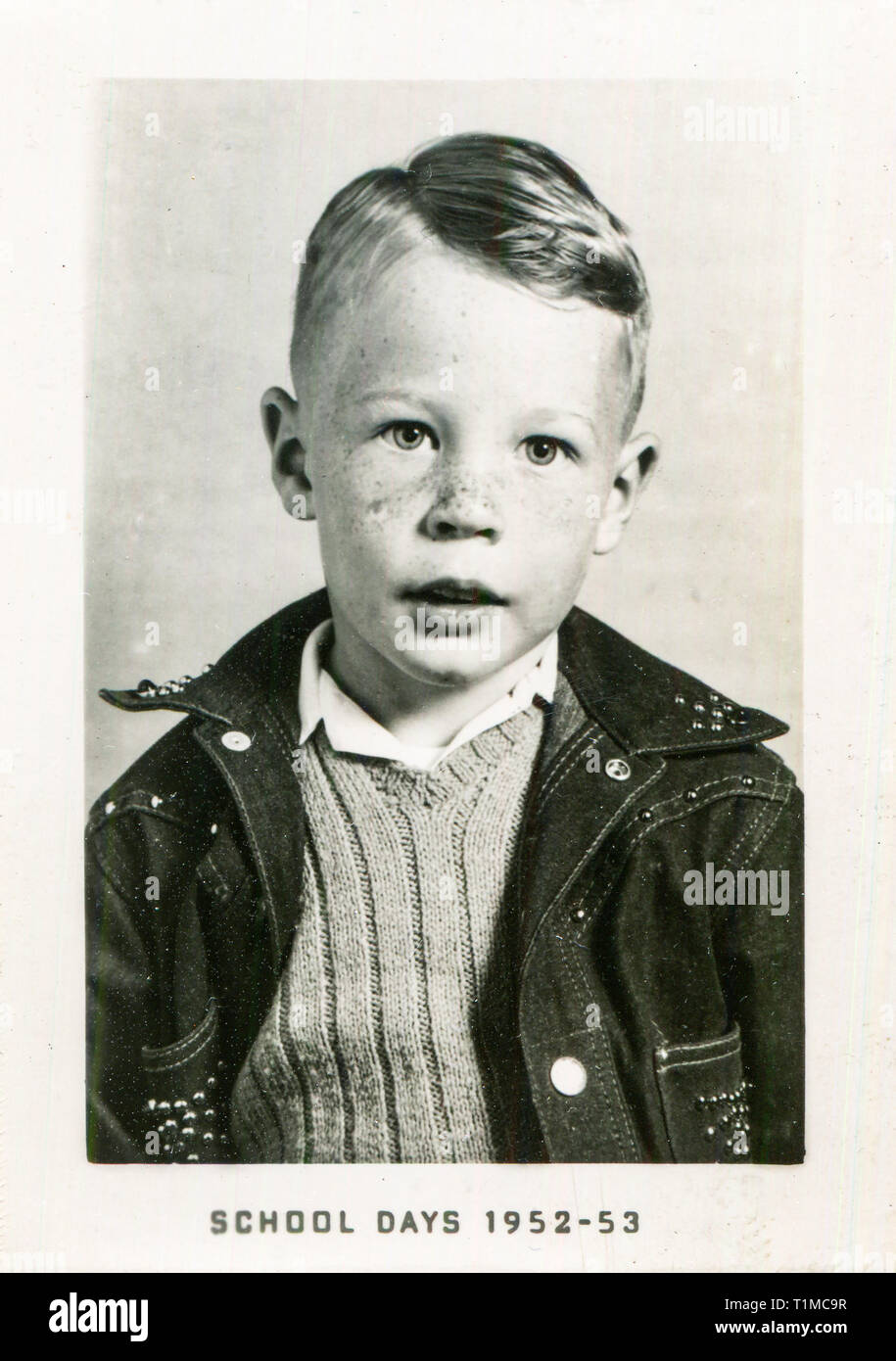 Portrait. Photo de l'école. 1952 s. Première journée d'école. USA. Garçon roux avec des taches de rousseur sur son visage. Banque D'Images