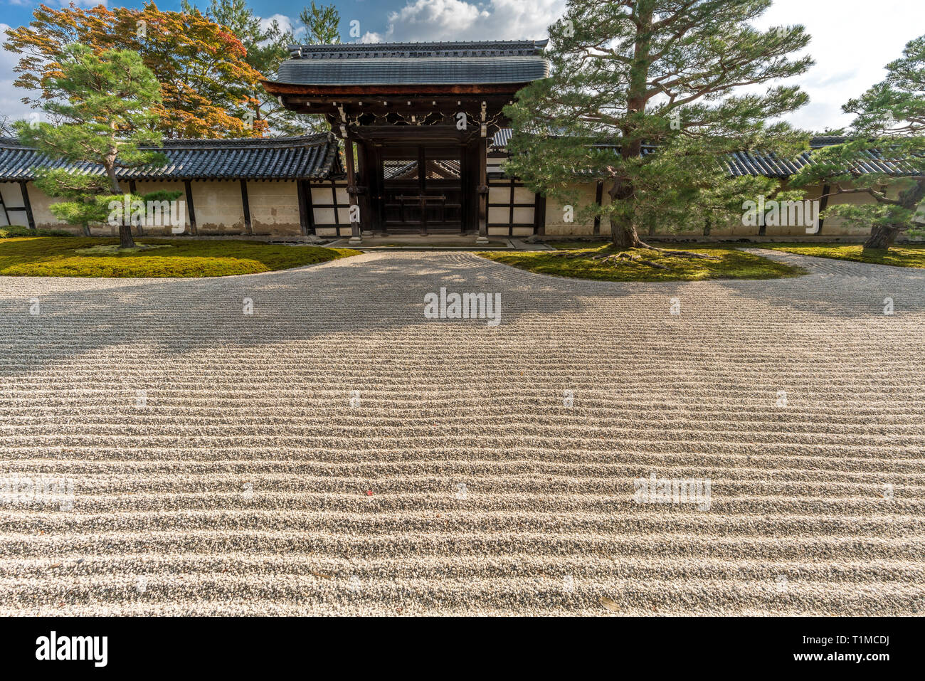 Chumon (au milieu de la porte) et d'une partie du jardin Sogenchi à Tenryu-ji. Désigné comme un lieu privilégié de la beauté et de l'UNESCO World Heritage Site Banque D'Images