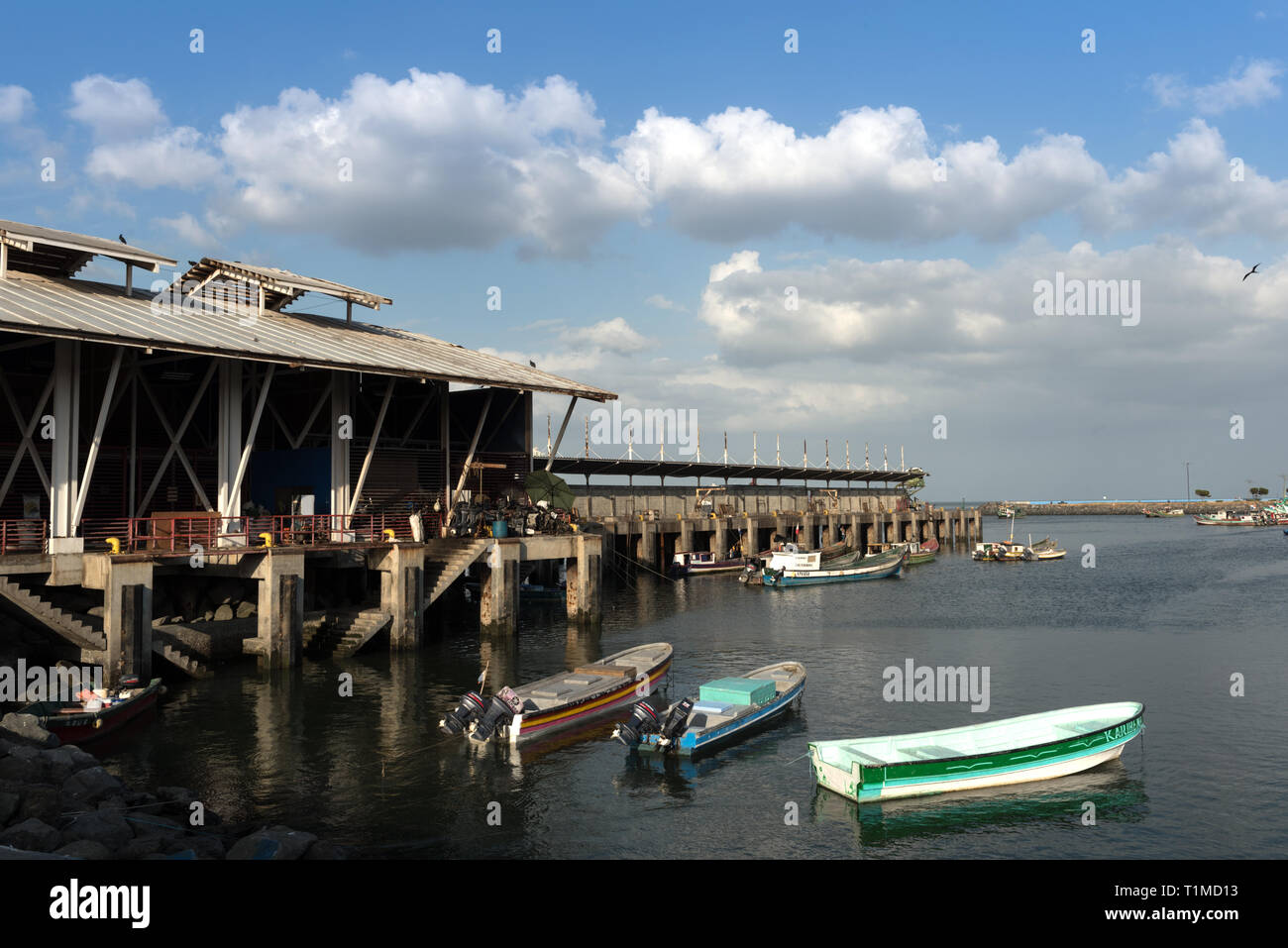 Vieux bateaux de pêche près de marché au poisson de la ville de Panama Banque D'Images