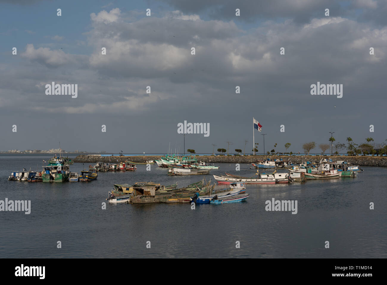 Vieux bateaux de pêche près de marché au poisson de la ville de Panama Banque D'Images