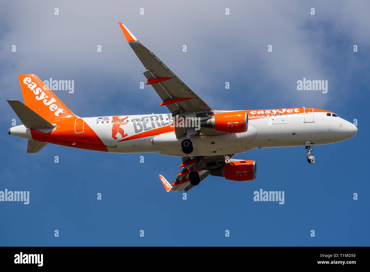 OE-IZQ Airbus A320-214-6877 (Berlin), Livrée le 26 mars 2019, l'atterrissage sur les pistes d'aéroport Paris Roissy Charles de Gaulle à la fin du vol Banque D'Images