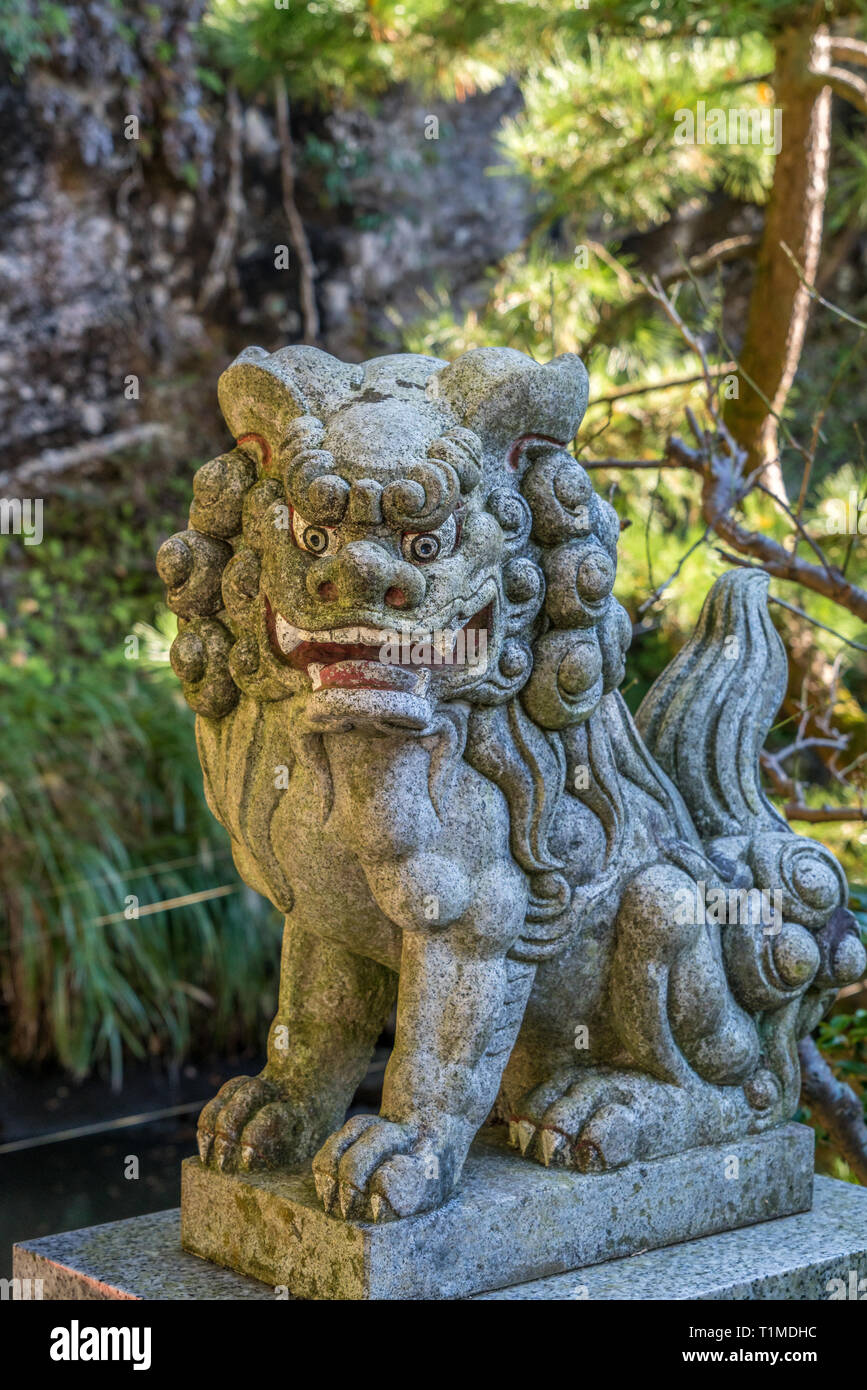 Kamakura, préfecture de Kanagawa, Japon - 16 novembre 2017 : Agyou (bouche ouverte) sculptés en pierre au gardien Lion-Dog Komainu Shimono, Jinja shinto Petite sui Banque D'Images