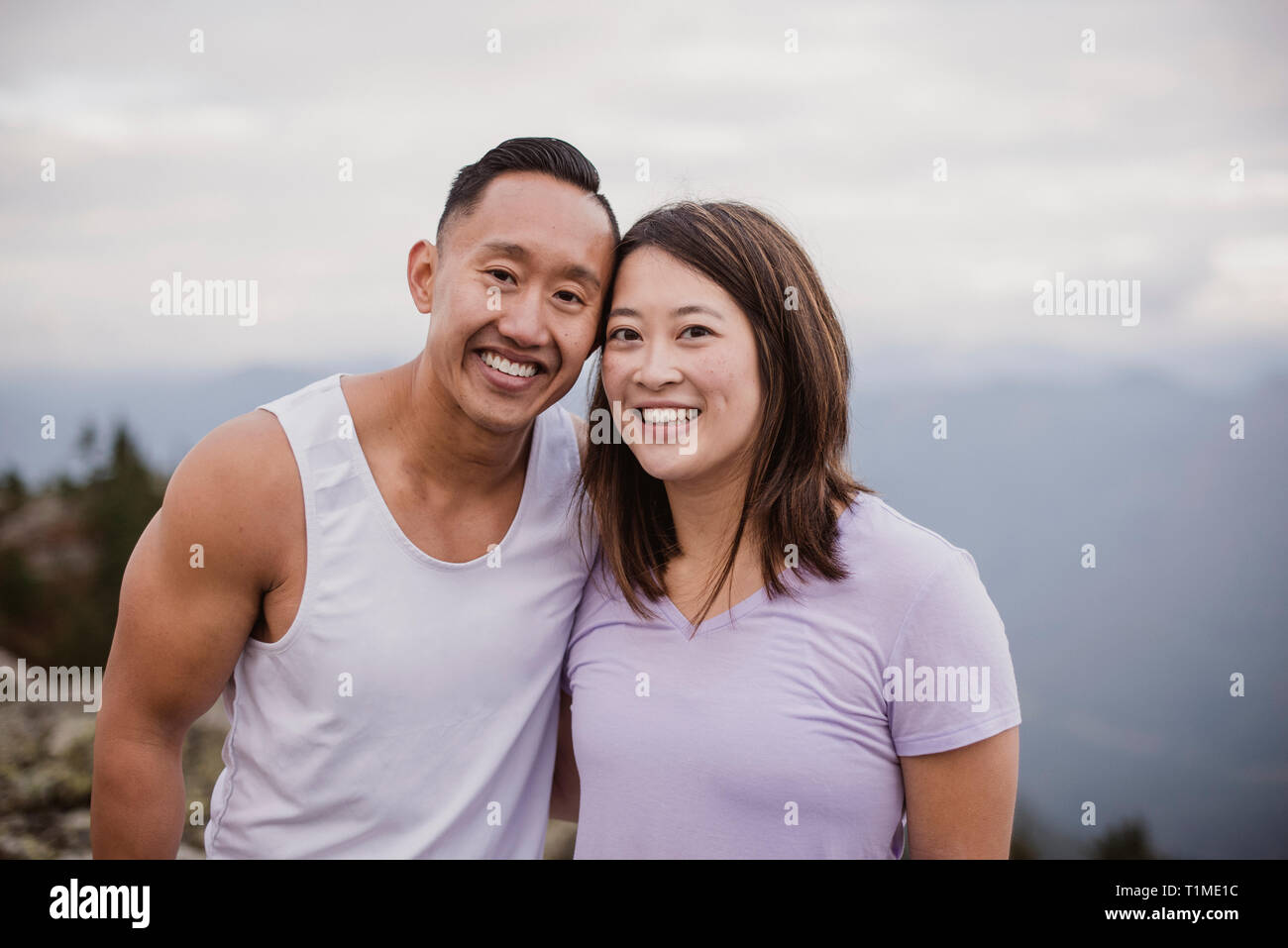 Portrait couple heureux randonnées Banque D'Images