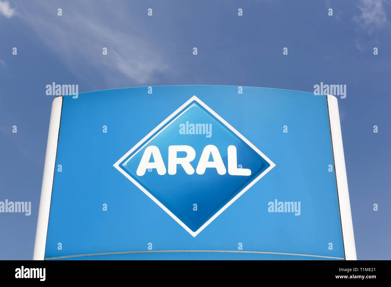 Neuenkirchen, Allemagne - le 22 juillet 2018:signe d'Aral sur un panneau. Leman est une marque de carburants automobiles et stations-service, présent dans l'Allemagne et le Luxembourg Banque D'Images