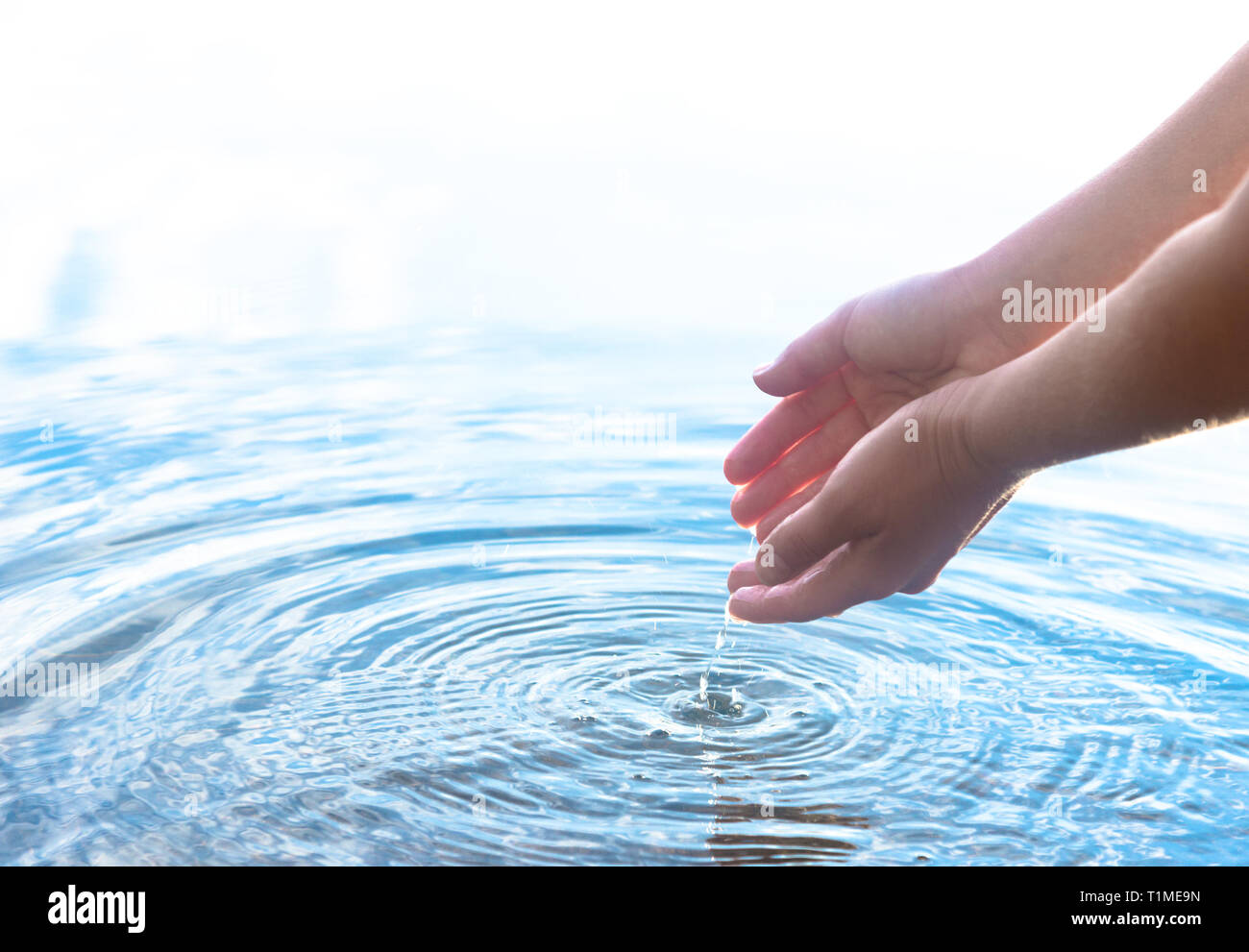 L'abandon de l'eau d'une main Banque D'Images
