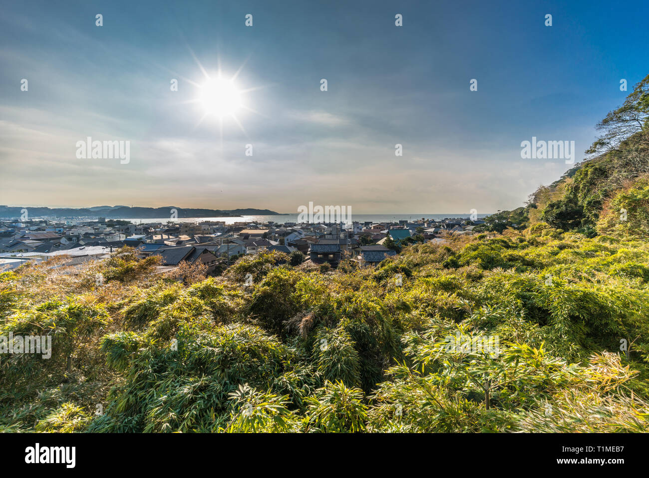 Tôt le matin voir de Kamakura, Yuigahama et plage de la baie de Sagami à viewpoint Hase-dera ou Hase Kannon-, Kamakura, Kanagawa, Japon. Banque D'Images