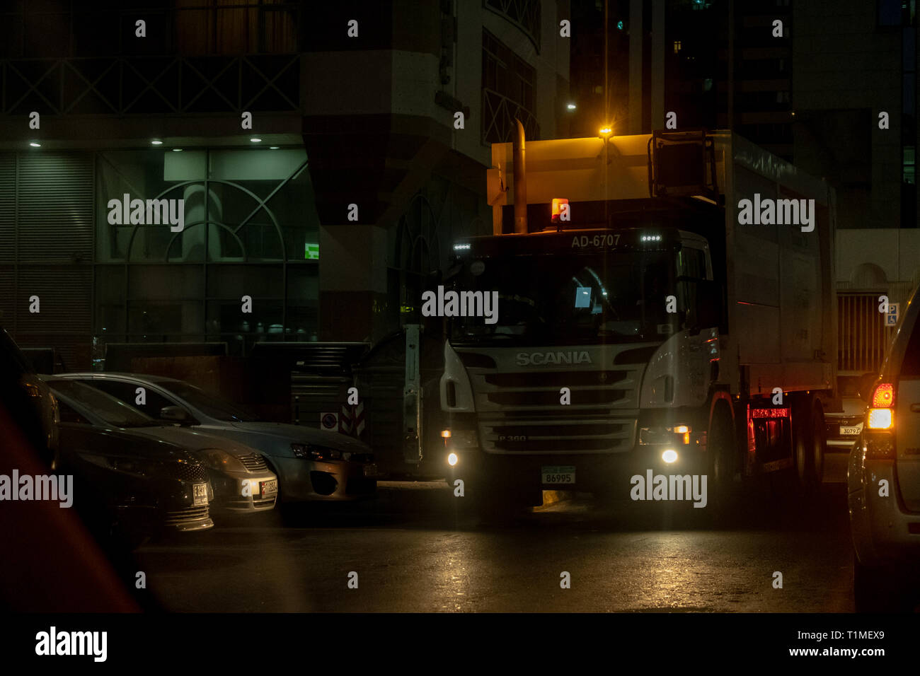 Jan 22, 2019 - Abu Dhabi, Émirats arabes unis : photo de nuit de Scania Truck tandis que la collecte des déchets à Abu Dhabi Banque D'Images