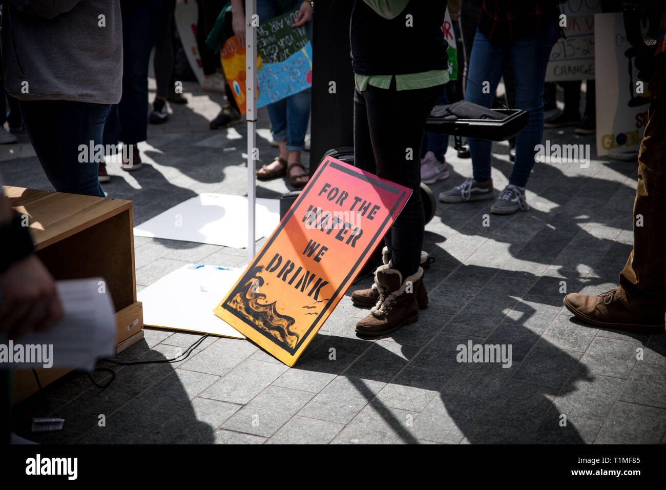 Des centaines d'élèves à mettre en évidence l'urgence de la crise climatique et leur frustration face à l'inaction des adultes. Philadelphie, USA, le 15 mars 2019 Banque D'Images