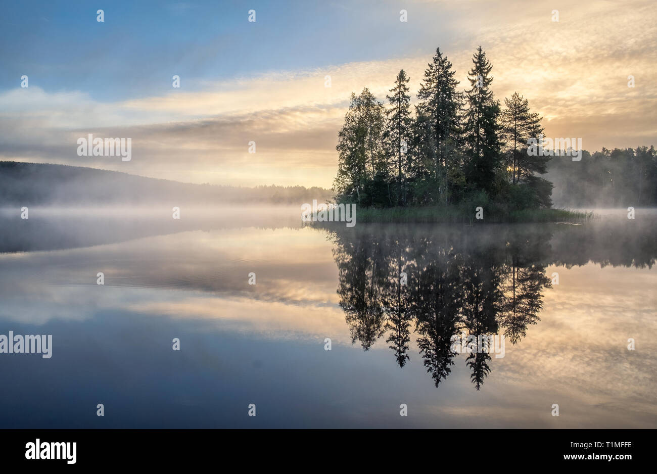 Vue panoramique sur le lac avec sunrise, Island et à l'humeur brumeuse magnifique matin d'automne en Finlande Banque D'Images