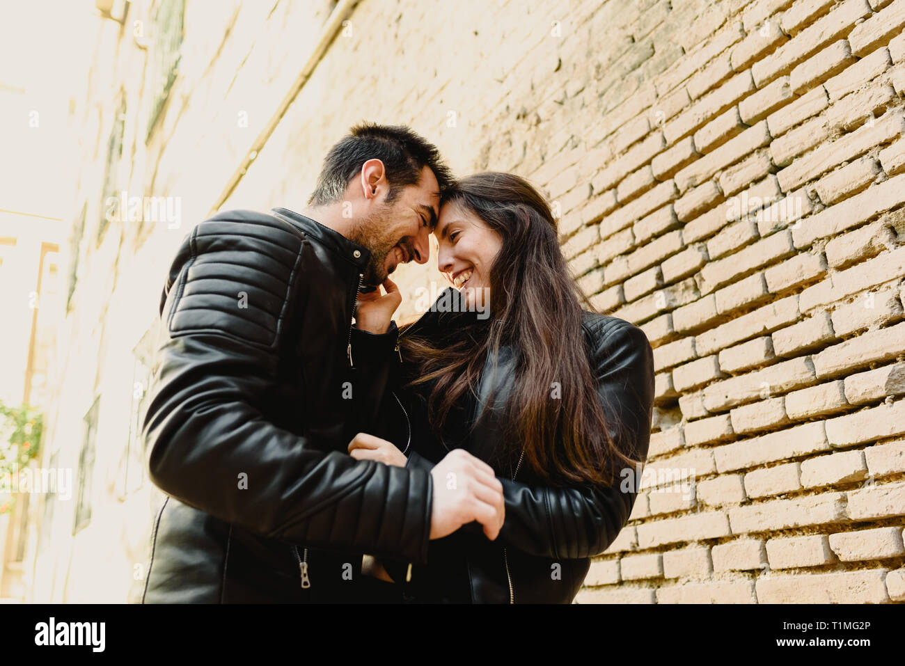 Couple D Amoureux D Avoir Du Bon Temps Avec Des Caresses Embrassades Et Cocooning A Rire Tres Fort Photo Stock Alamy Couple D Amoureux D Avoir Du Bon Temps Avec Des Caresses Embrassades Et Cocooning A Rire Tres Fort Photo Stock Alamy