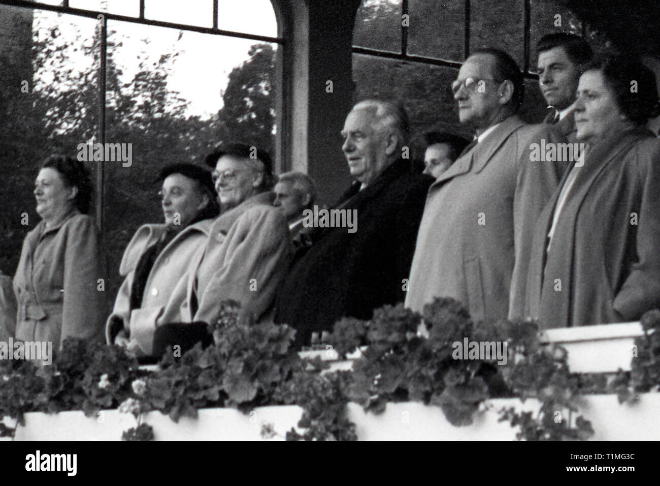 26.09.1954, Berlin, Bezirk Strausberg, RDA, Wilhelm Pieck (centre), président de la RDA, à l'hippodrome. 00S540926A377CAROEX.JPG [RELE Banque D'Images