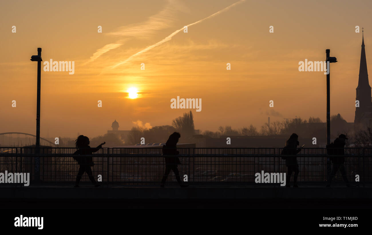 Les gens sont sur leur chemin dans leur vie quotidienne Banque D'Images