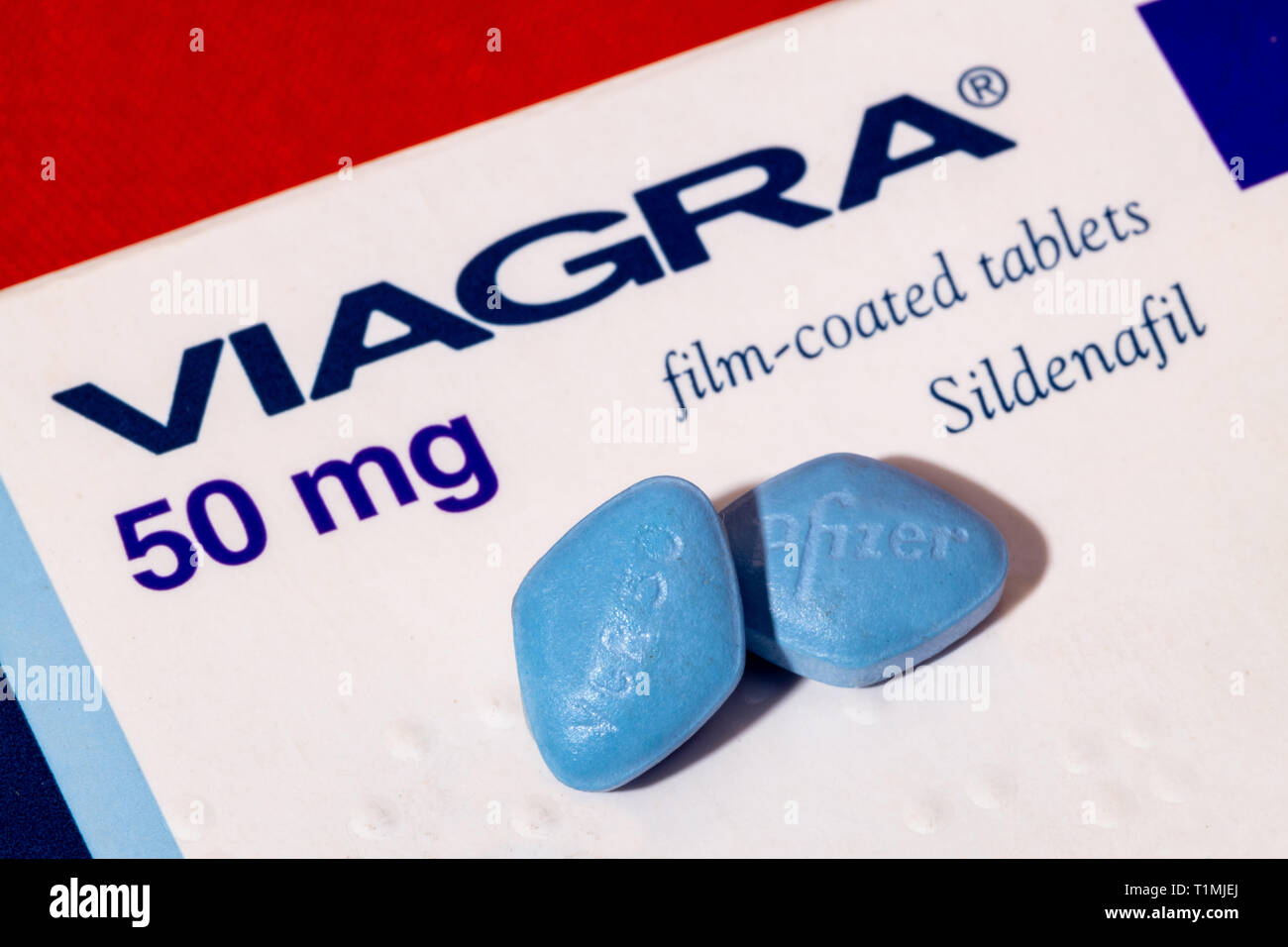 Londres, Royaume-Uni - 22 mars 2019 : une boîte de Viagra avec deux comprimés de Viagra. Viagra est fabriqué par la US Drug et pharmaceutical corporation Banque D'Images