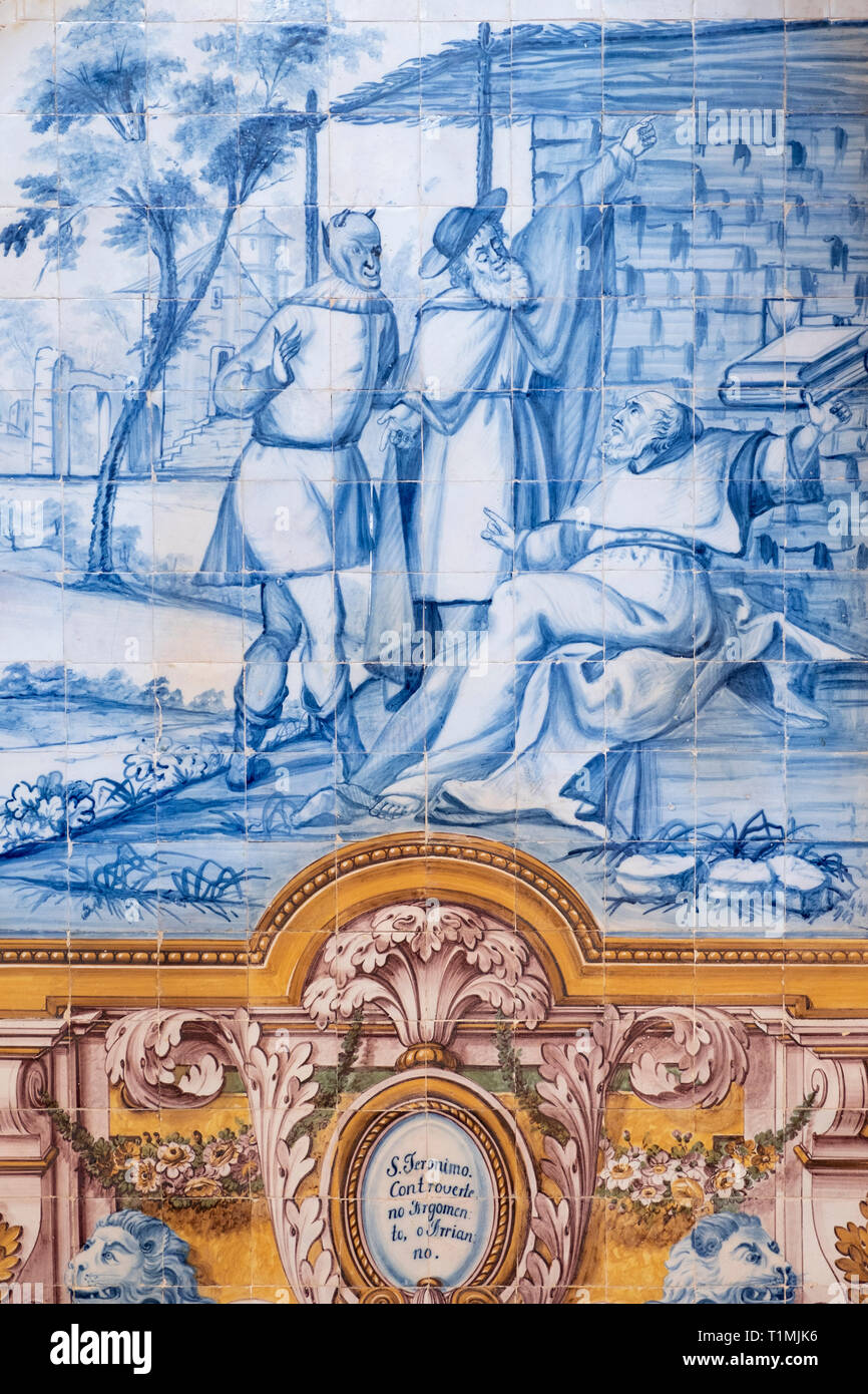 Tuiles azulejo historique du 17ème siècle dans la cour intérieure de l'Université d'Evora, Evora, Portugal Banque D'Images