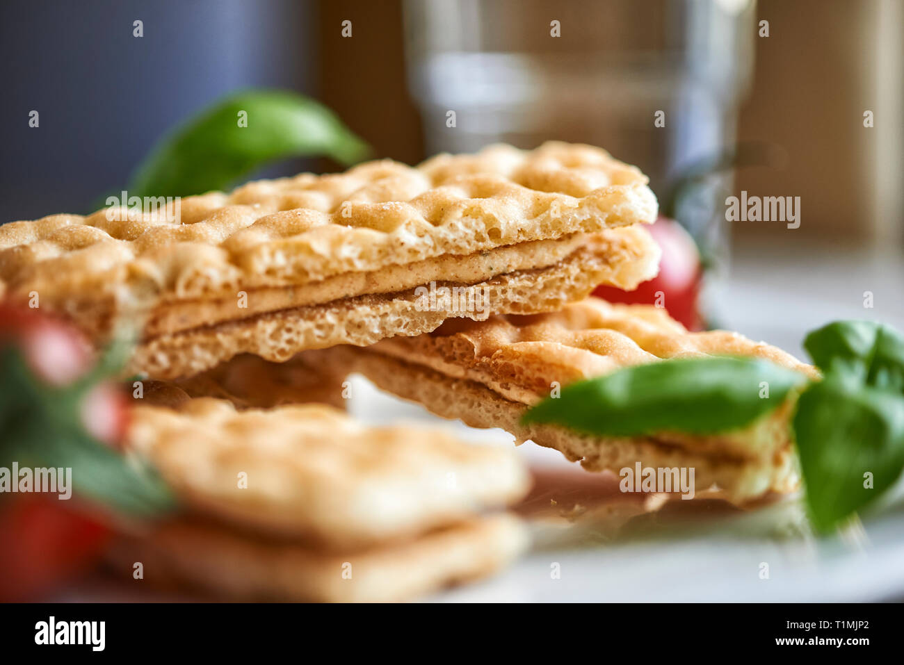 Sandwich au basilic croustillant et toamto close up Banque D'Images