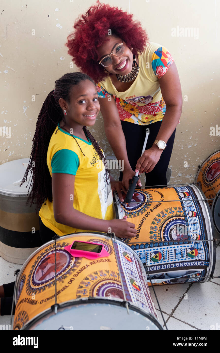 Brésil, Bahia, Salvador. Femmes percussionnistes avec des tambours Afoxé/batucada/samba au carnaval Banque D'Images