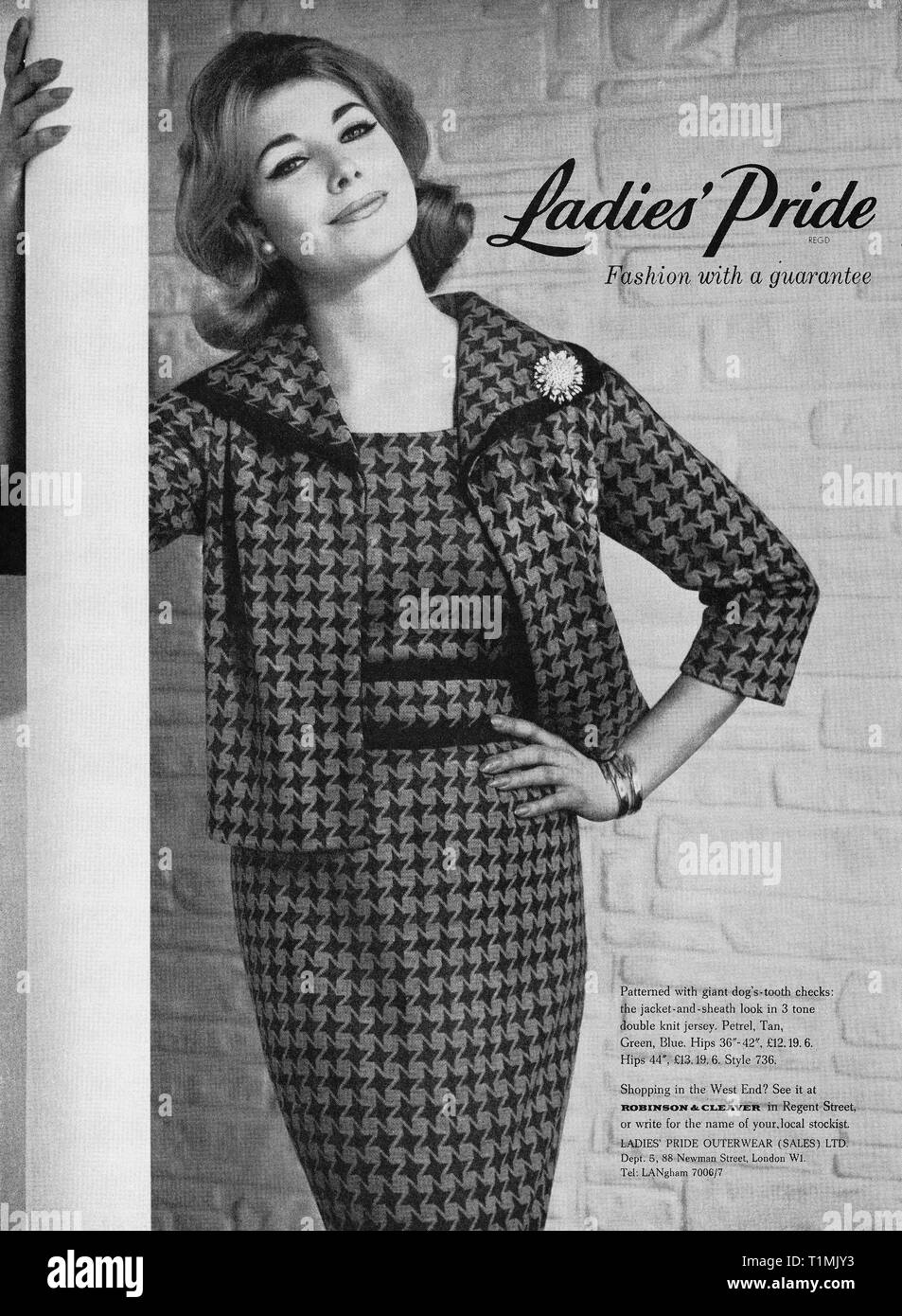 1960 La publicité pour la fierté des femmes la mode féminine. Banque D'Images