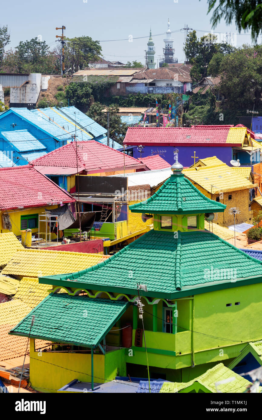 Le Warna warni peint de couleurs vives, à kampong bidonville à Malang, Java, Indonésie, avec la mosquée de la communauté au premier plan Banque D'Images