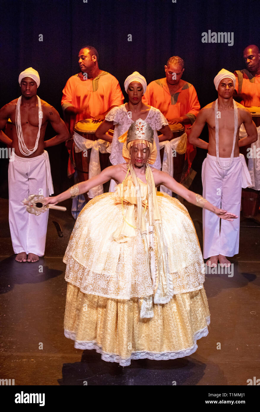 Une performance de l'Balle Folclorico da Bahia Brésil École de danse dans le centre historique de Salvador, Bahia Banque D'Images