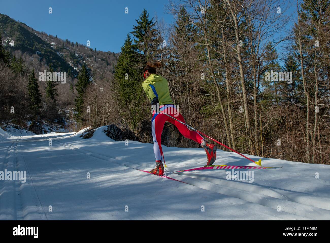Bergame Italie Mars 24, 2019 : le ski avec le ski de fond sur une belle journée de printemps précoce Banque D'Images