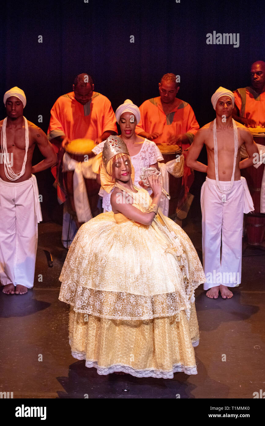 Une performance de l'Balle Folclorico da Bahia Brésil École de danse dans le centre historique de Salvador, Bahia Banque D'Images