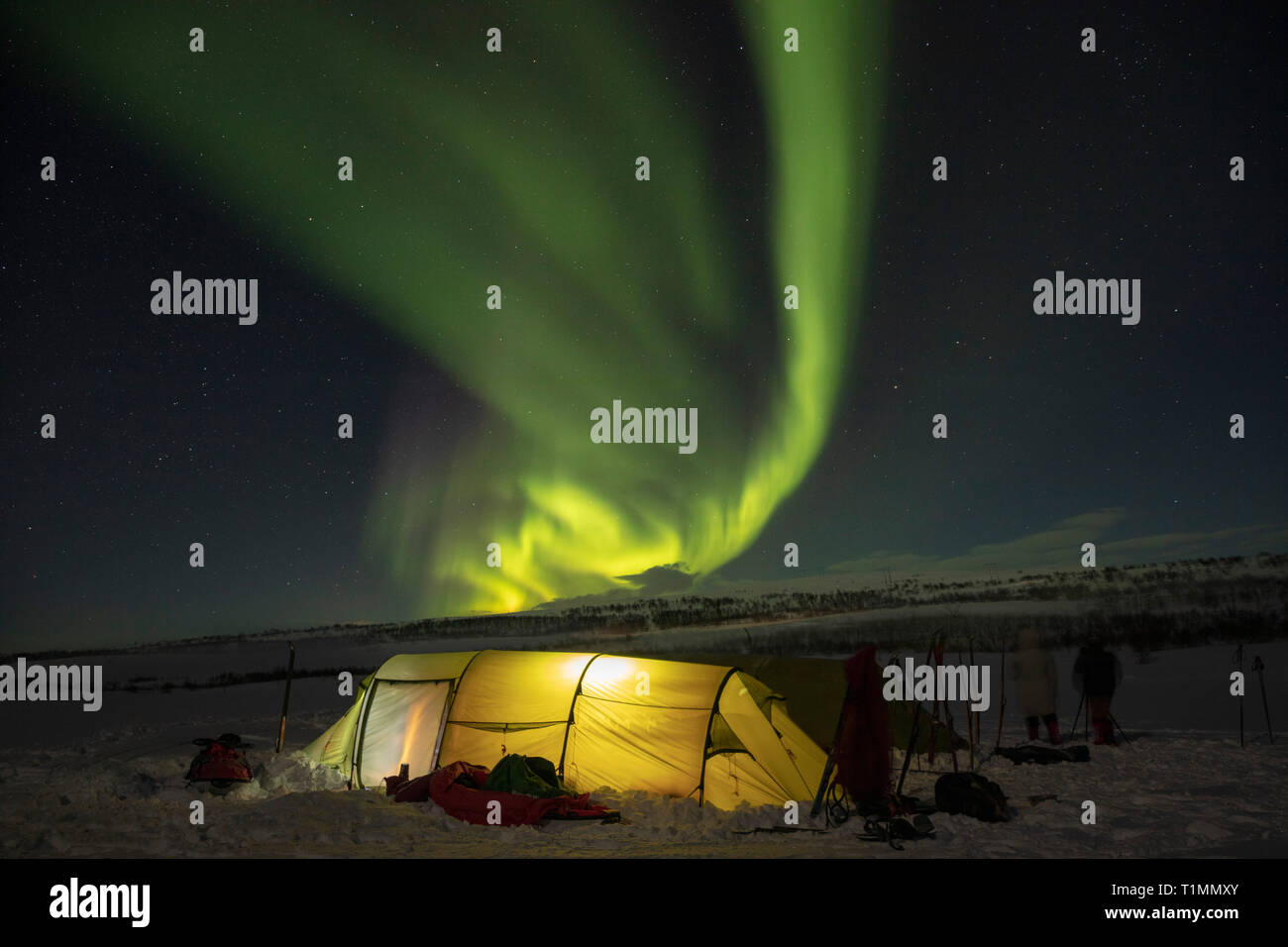 Aurore boréale sur une tente d'hiver ski de randonnée. Plateau de Finnmarksvidda. Le Finnmark, Norvège. Banque D'Images