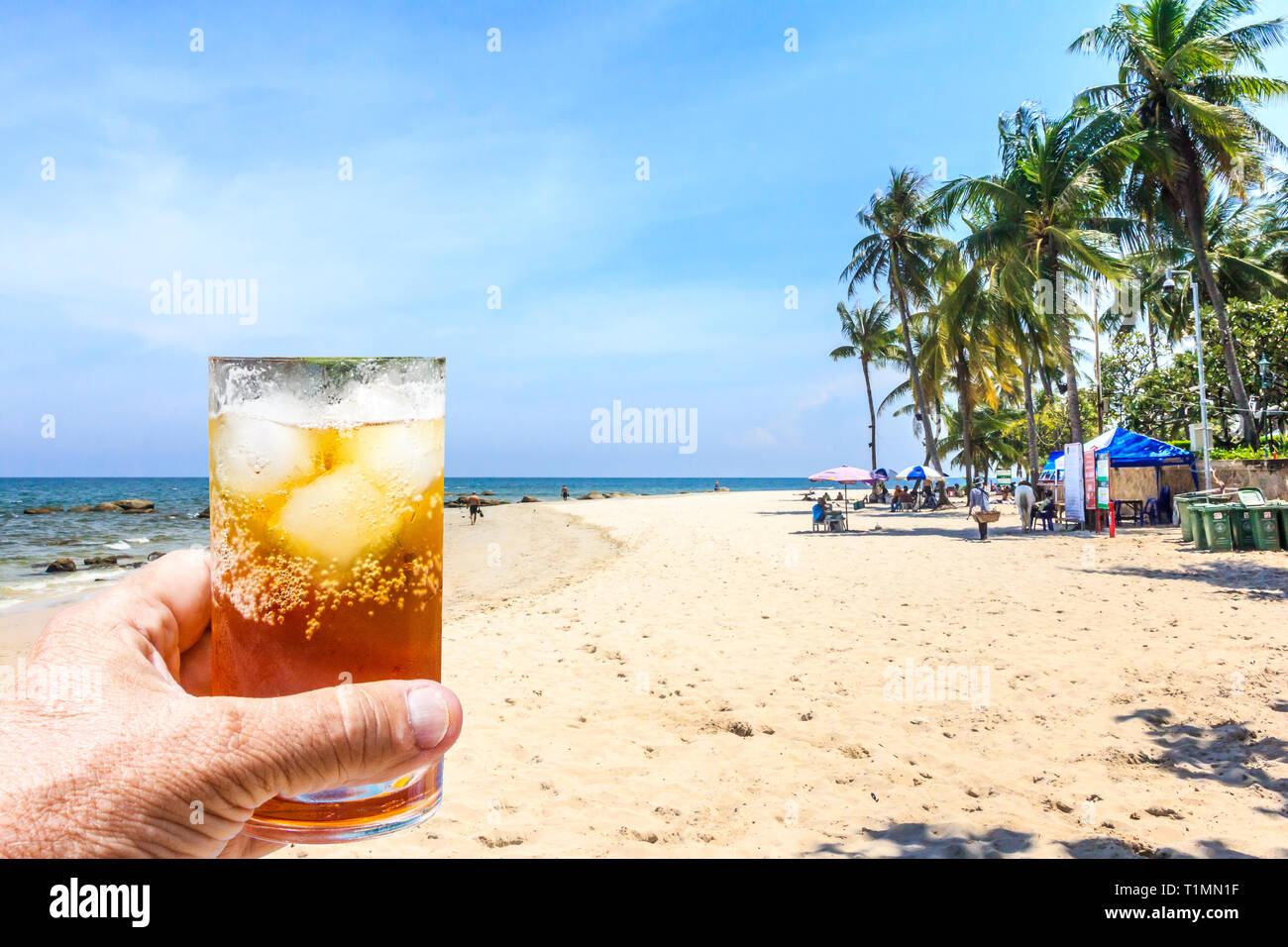 Main Tenant Un Rhum Et Cocktail Coke En Verre Avec De La