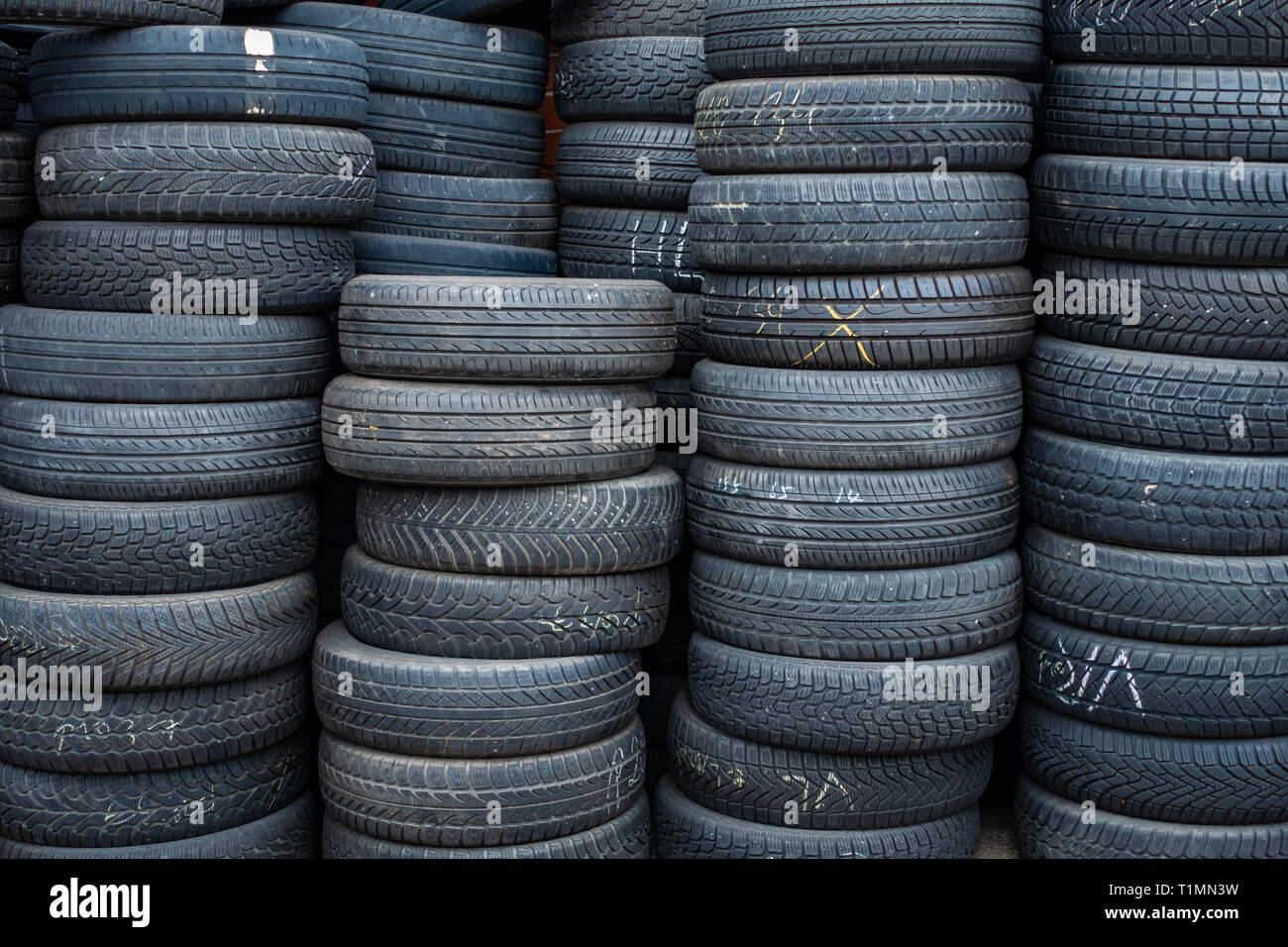 Rangées de sed avec stockage pneus auto prêt pour la revente dans un centre  de distribution Photo Stock - Alamy