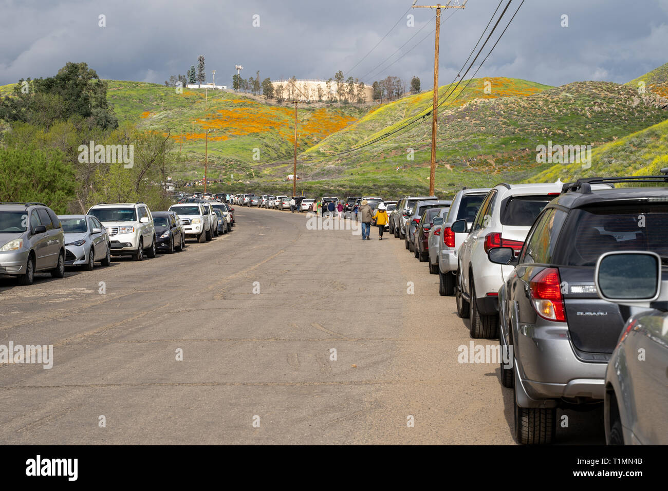 Lake Elsinore, Californie - le 20 mars 2019 : des voitures garées sur le bord de la route, montrant la situation de stationnement difficile dans le lac Elsinore Walker Ca Banque D'Images