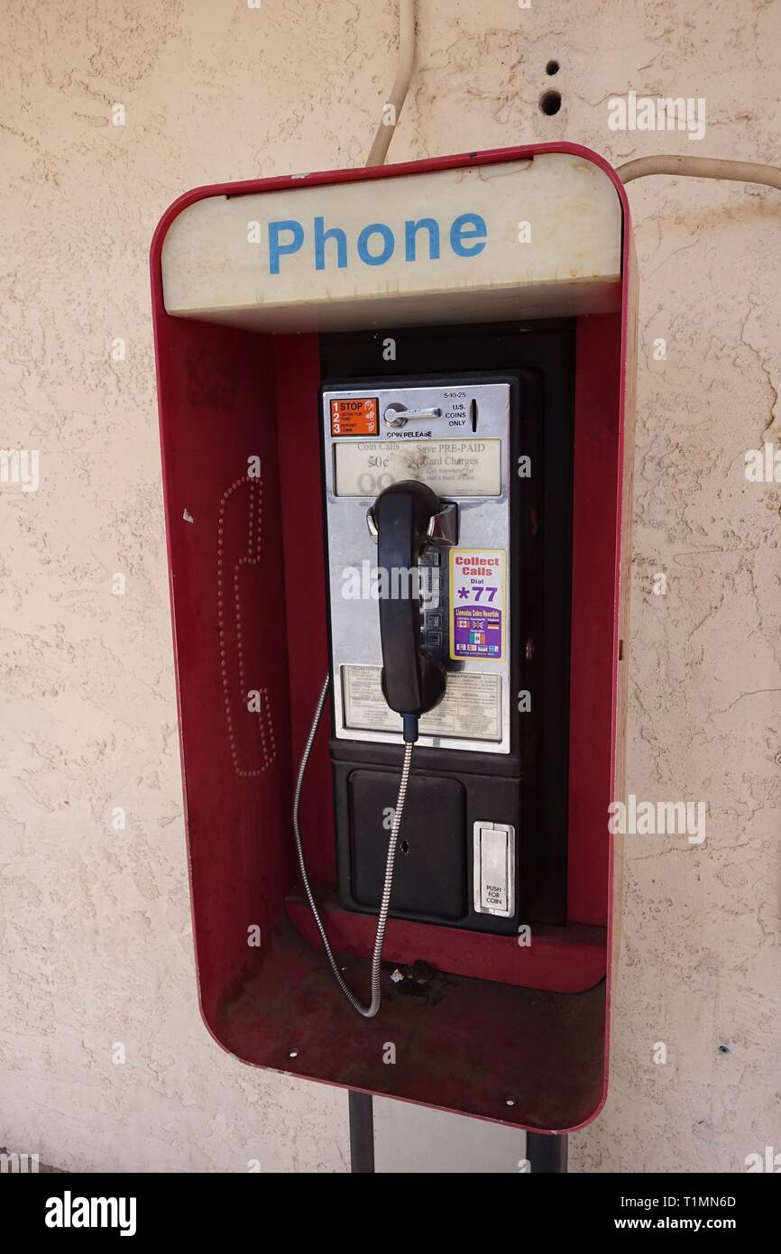 Une vieille cabine téléphonique encore en usage en Page, Arizona. Banque D'Images