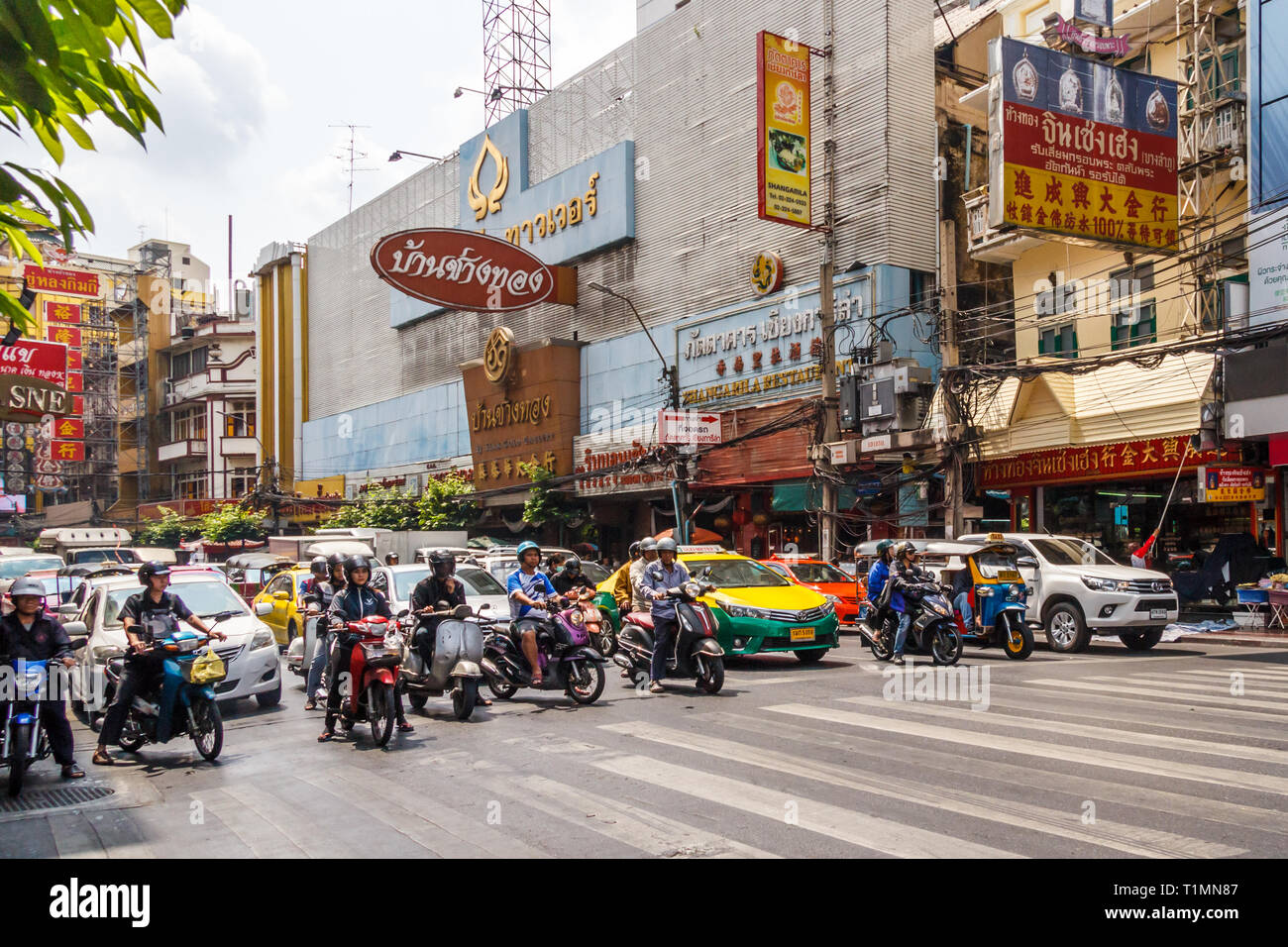 Bangkok, Thaïlande - 7 mars 2017 : en attente de la circulation aux feux de circulation sur Yaowarat Road dans le quartier chinois. Les routes sont toujours très occupé. Banque D'Images