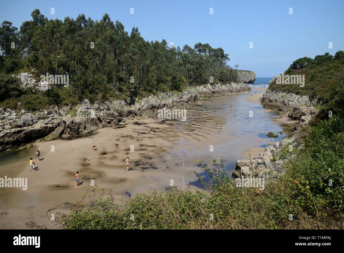 Playa de Guadamia, une plage étroite à l'embouchure du fleuve Rio Guadamia, Llames de Pria, Asturias, Espagne, août. Banque D'Images