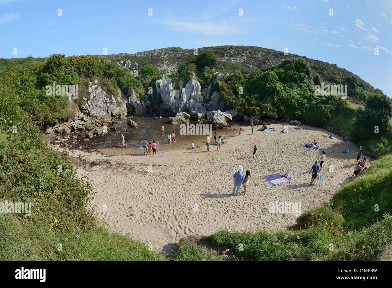 Huelga beach, une plage intérieure reliée à la côte 100m par l'eau de mer circulant dans les canaux érodés dans la pierre calcaire, Naves, Asturies, Spai Banque D'Images