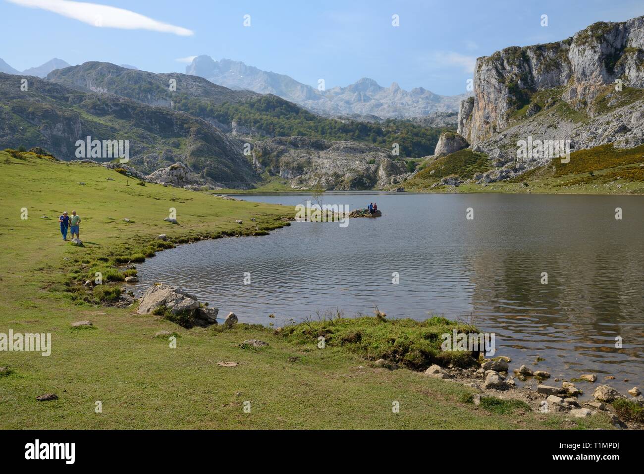 Les randonneurs au lac Ercina, les Lacs de Covadonga, Picos de Europa dans les Asturies, en Espagne, en août. Banque D'Images